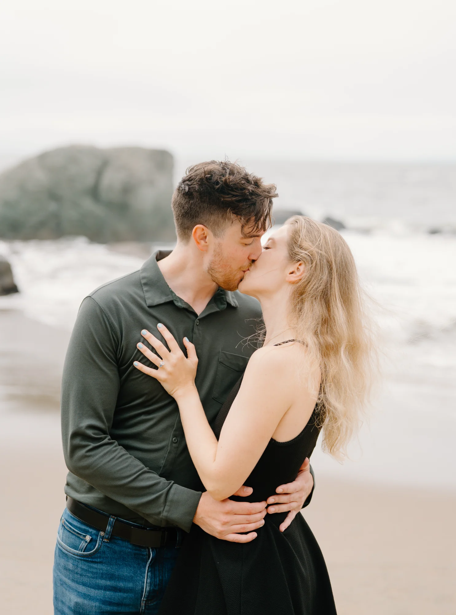 Matt and Amélie kissing by the ocean